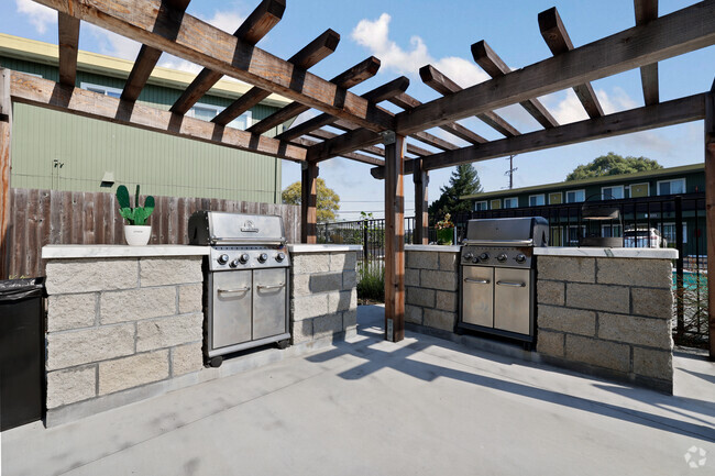 BBQ area - The Grove Apartments