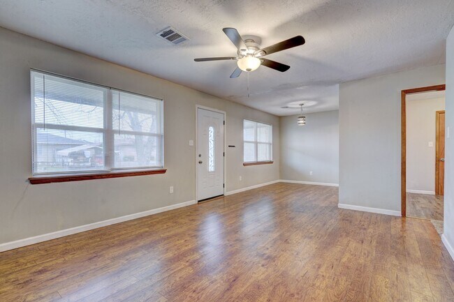 Foto del edificio - 329 NW 62nd St