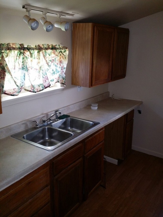 Foto del edificio - $895 - 3 Bed, 1 Bath - Westwood