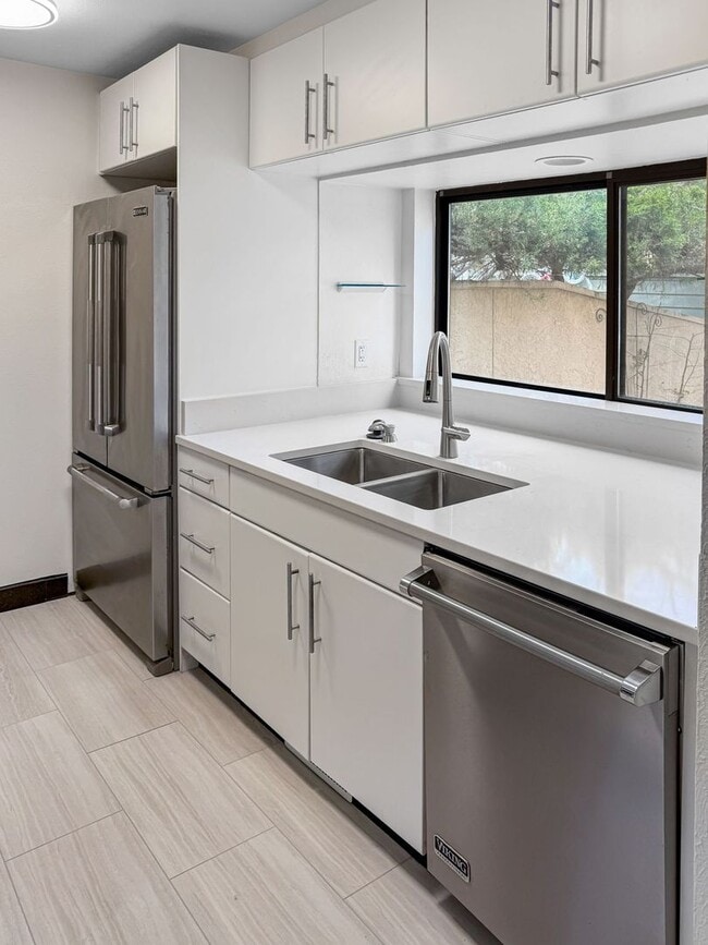 Building Photo - Beautifully Remodeled 3BD/2.5BA Spacious T...