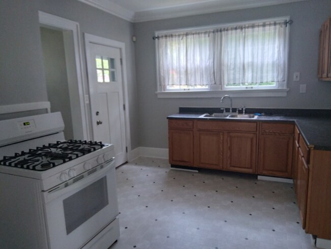 Building Photo - 718 W Delaware Ave