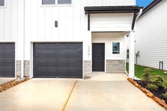 Building Photo - 2031 Longmire Villas Ct