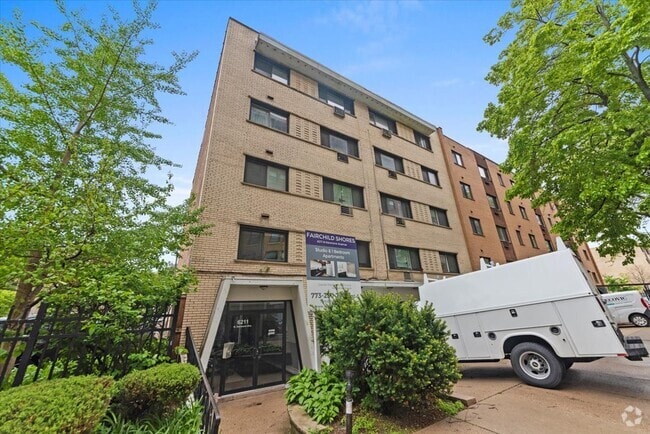 Building Photo - 6211 N Kenmore Ave