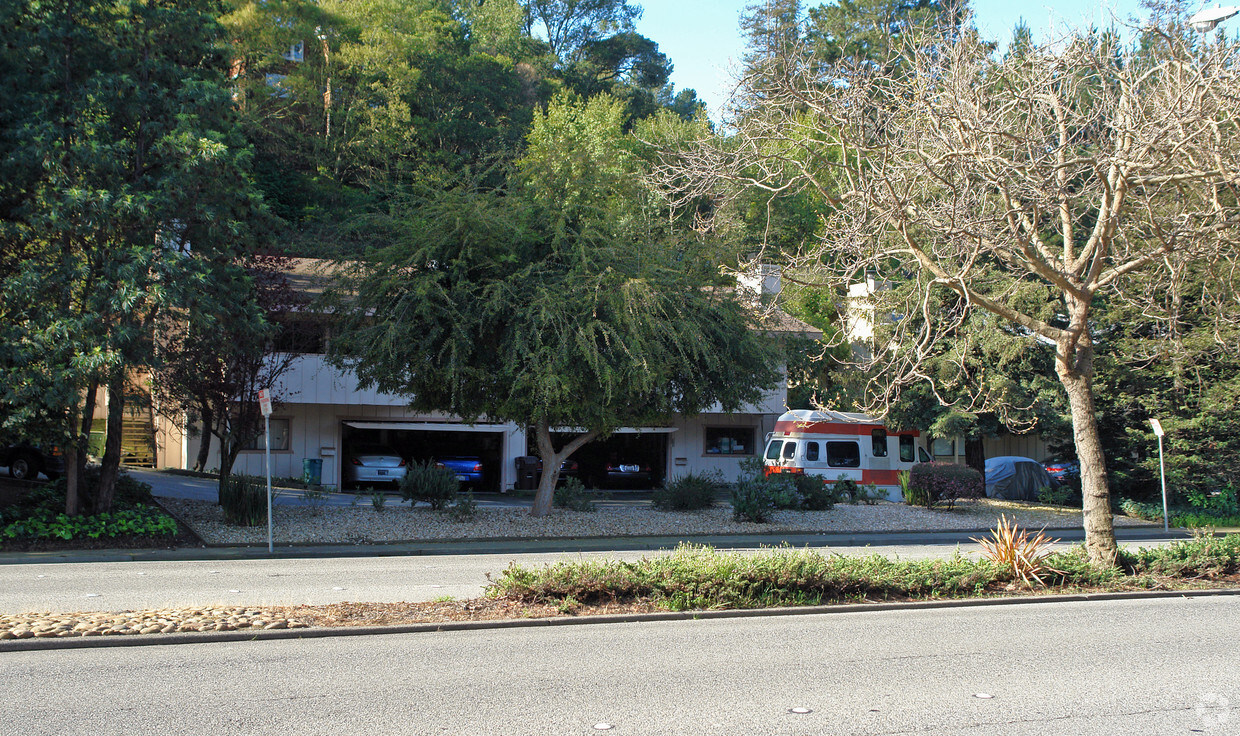 Building Photo - 2-6 Kipling Dr