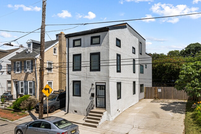 Building Photo - 140 W Price St