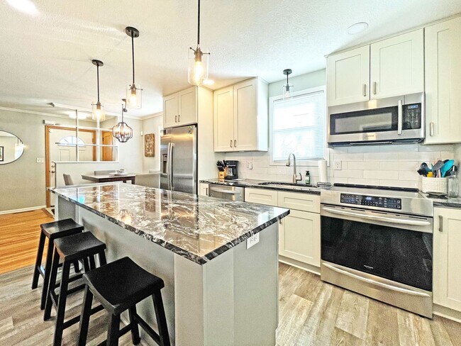 Foto del edificio - Remodeled Jewel has Fenced Yard, 3 Season ...
