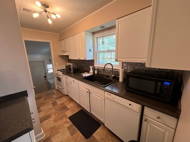 Foto del edificio - 3 bedroom 1 bath home walking/biking distance to campus