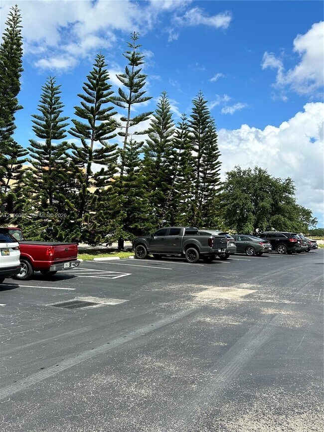 Foto del edificio - 3000 Sunrise Lakes Dr W