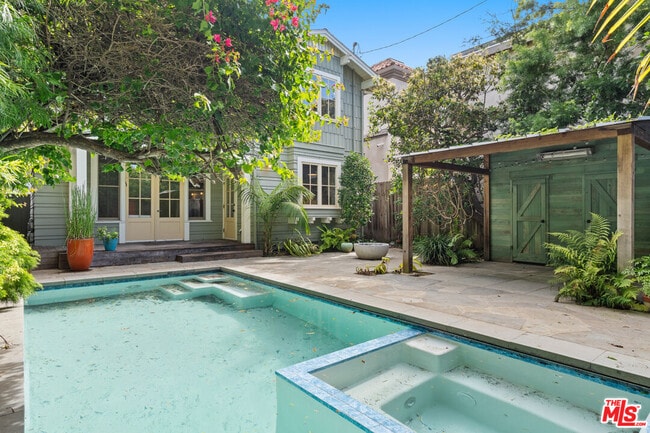 Foto del edificio - 813 Crestmoore Pl