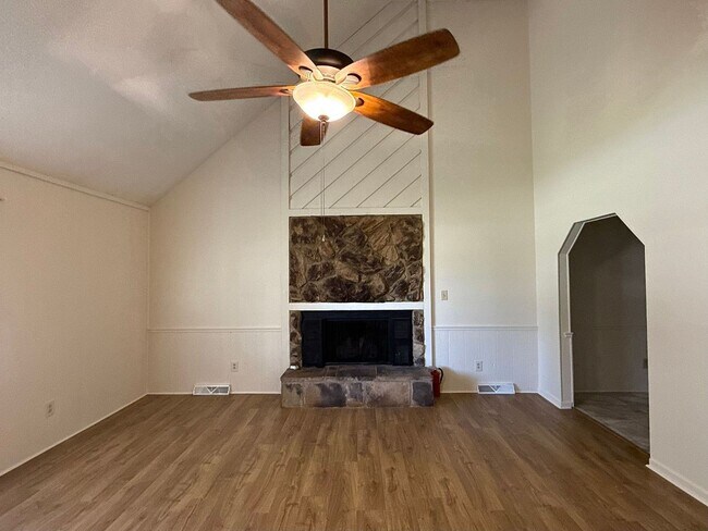 Foto del edificio - 2083 Ridgecrest Rd
