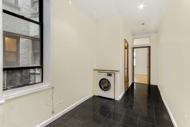 Building Photo - 241 W 109th St