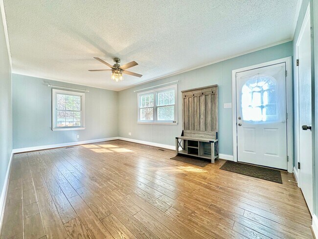 Foto del edificio - Updated 3BR Ranch | Large Lot, Deck & Modern Finishes – Minutes to Durham