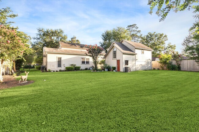 Foto del edificio - 718 Garden Oaks Blvd