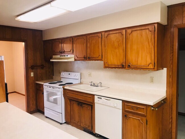 Building Photo - Great 3 bedroom 2.5 bath ranch style home