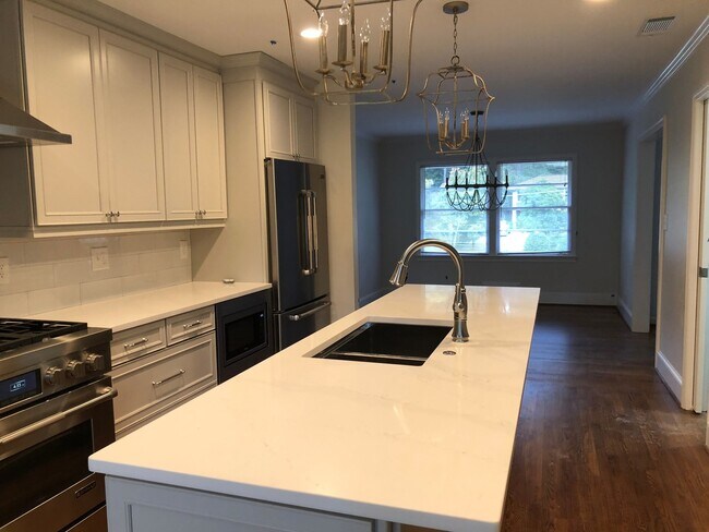 Foto del edificio - Renovated Brick Ranch With Easy Access to ...