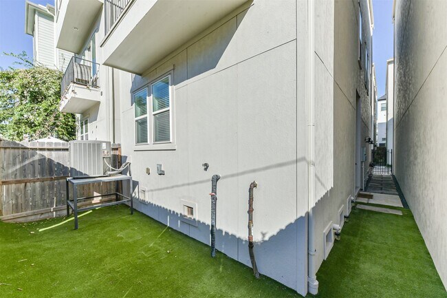 Building Photo - 1313 W 24th St