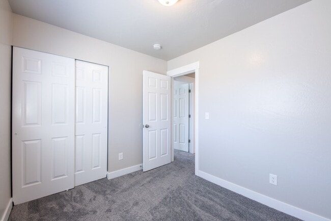 Building Photo - 5235 S Glendon Wy