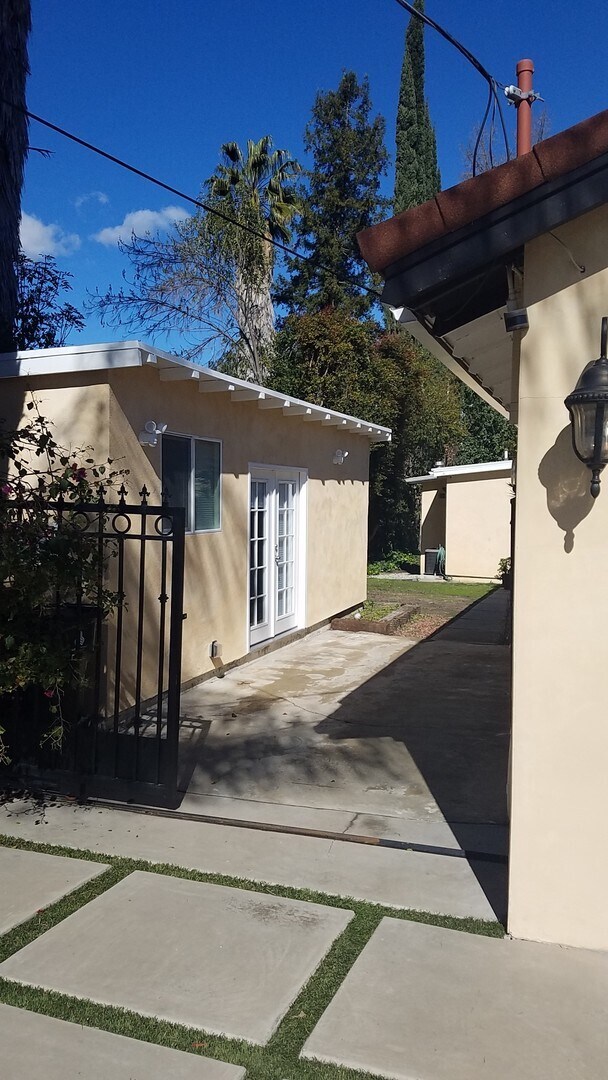 Foto del edificio - Tarzana- High End Compact Side House Studio