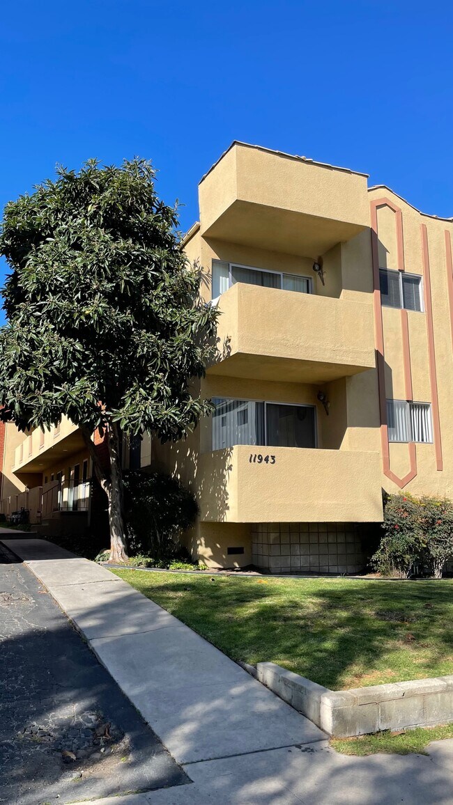 Foto del edificio - 11943 Kiowa Ave