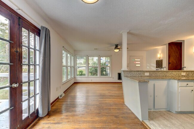 Foto del edificio - 1045 Riverview Dr