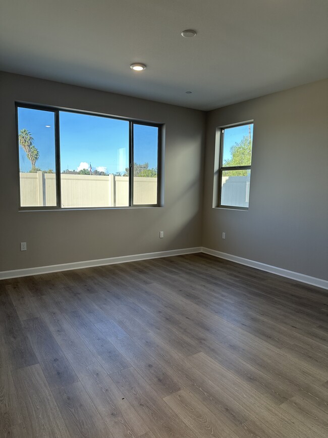 Foto del edificio - 2055 Woolem Pl