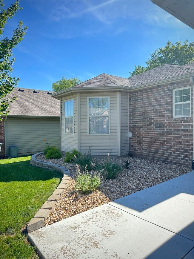 Building Photo - Willard Schools!   Beautiful House with Op...