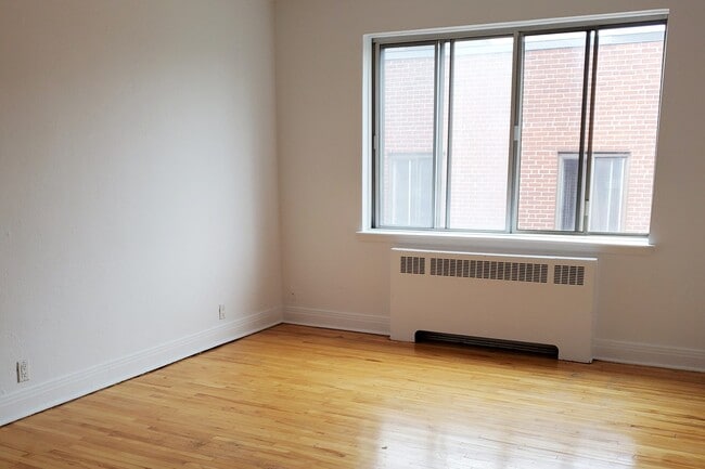 Building Photo - 4825 Ste-Catherine