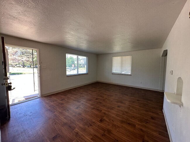 Foto del edificio - 2101-2115 E 37th Ave