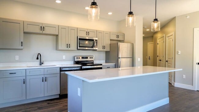 Building Photo - Doud Luxury Apartment Homes - 1, 2, and 3 Bedrooms