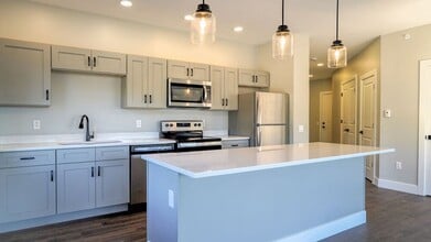 Building Photo - Doud Luxury Apartment Homes - 1, 2, and 3 Bedrooms