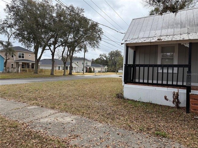 Building Photo - 719 E 8th St