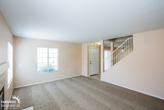 Building Photo - Stunning 3Bdm 2.5Ba Townhome in Henderson!