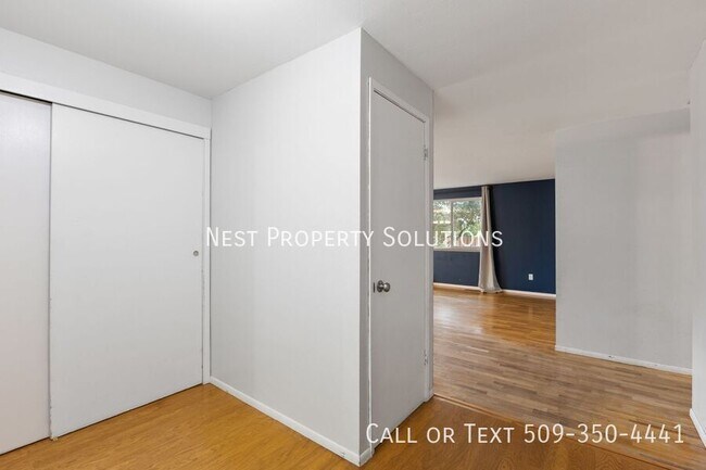 Building Photo - 603 N Crestview Dr