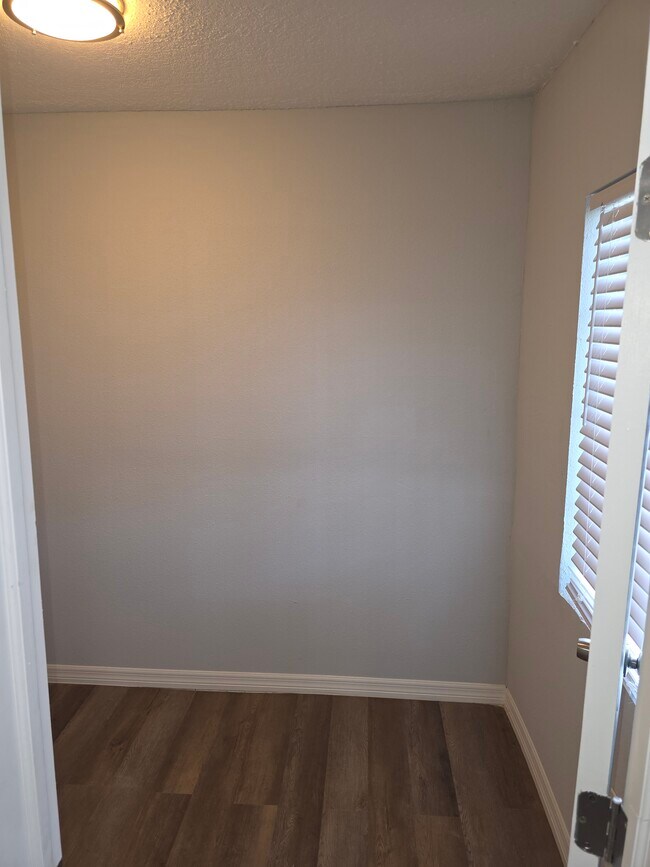 Foto del edificio - 1285 W 26th St