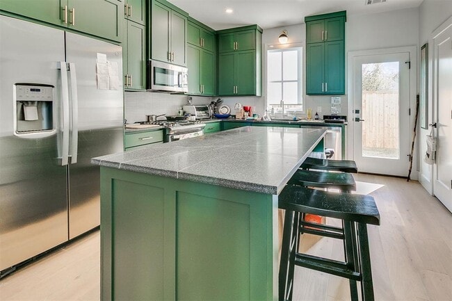 Building Photo - 1056 Hangar Dr