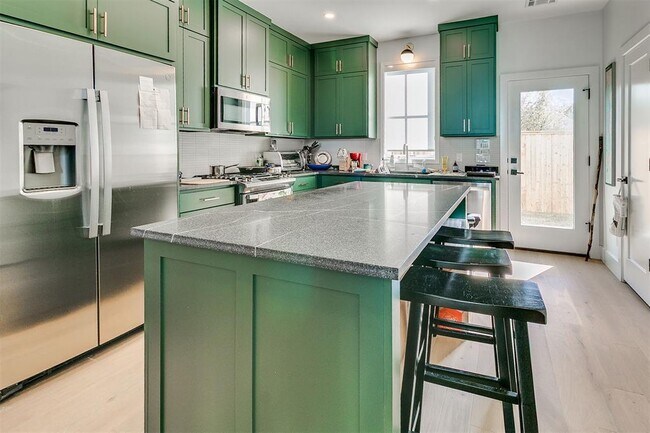 Foto del edificio - 1056 Hangar Dr