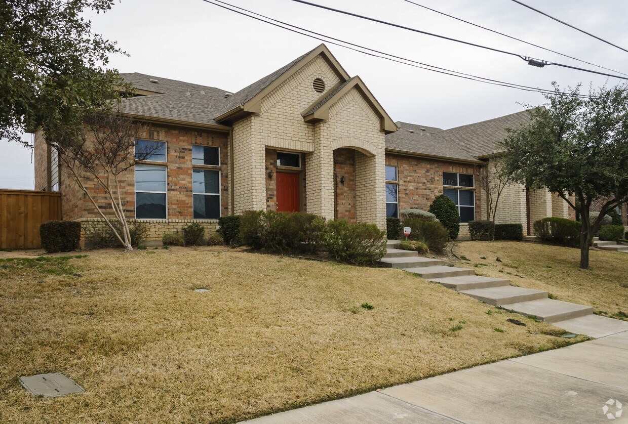 Kings Village Carriage Homes Apartments in Grand Prairie, TX