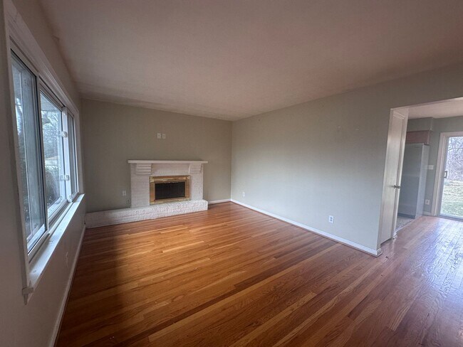 Foto del edificio - 3 bed, 2 full bath House in 40218 - $2,200/month