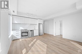 Building Photo - 101-1101 Roehampton Ave