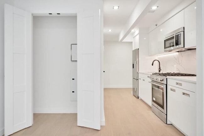 Foto del edificio - 0 bedroom in Brooklyn NY 11218