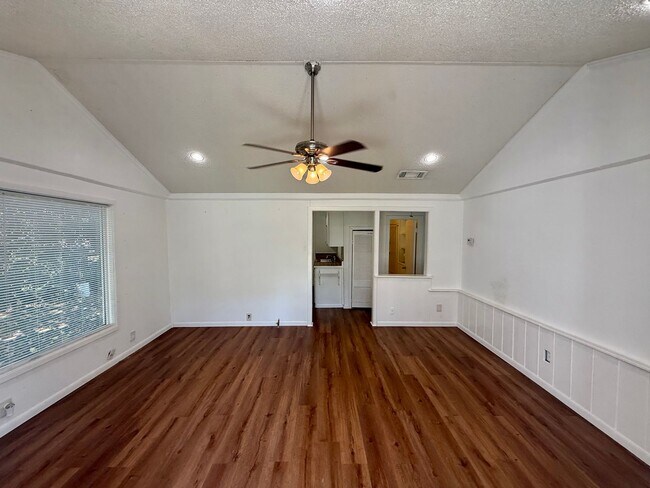 Foto del edificio - For Rent – 2 Bedroom, 1 Bath Home in Westl...
