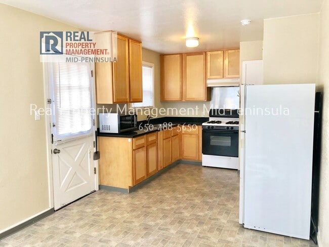 Building Photo - 2 Bedroom Apartment with covered car garage