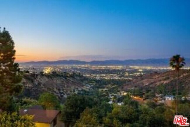 Foto del edificio - 14445 Mulholland Dr