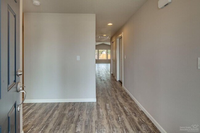 Building Photo - 923 NW Oak Ave