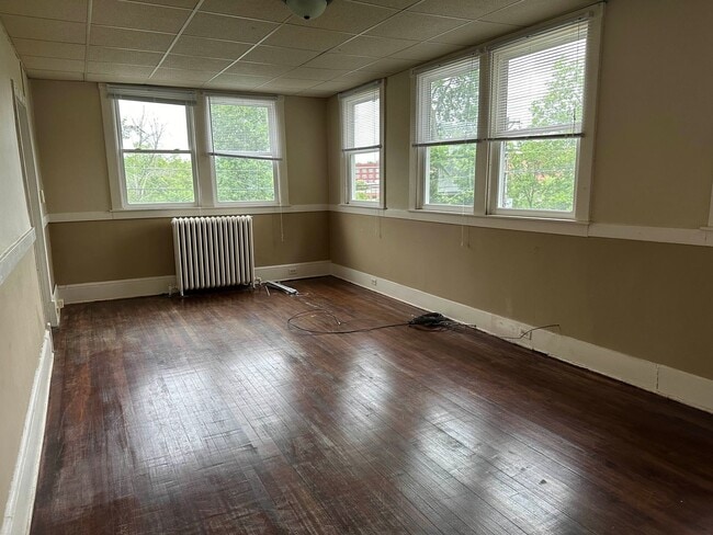 Building Photo - 705 E Grand Ave