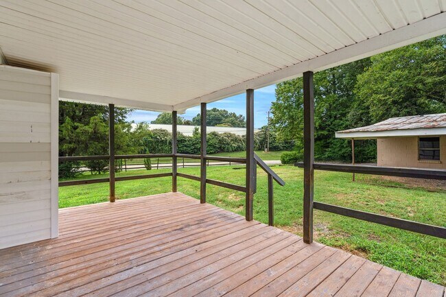 Foto del edificio - Nicely Updated 2 Bedroom in Hillsborough!