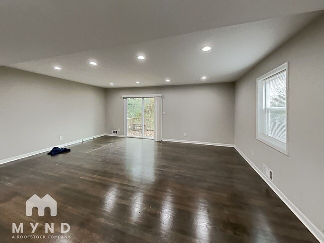 Building Photo - 1324 N Cliff Valley Way NE