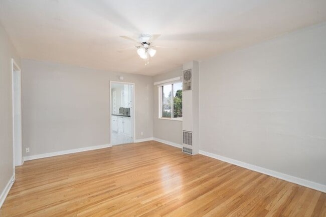 Building Photo - 2BD Vintage Charm in Downtown Vancouver- Prime Location!!