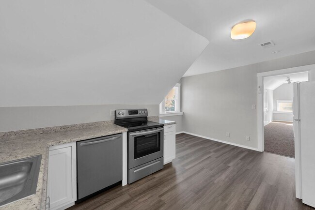 Foto del edificio - NORWOOD - Immaculate 1 bed efficiency unit on top floor of 4 family
