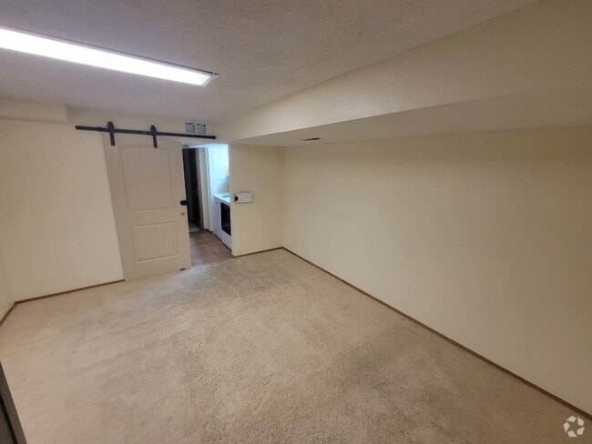Building Photo - 3449 Queen Anne Way